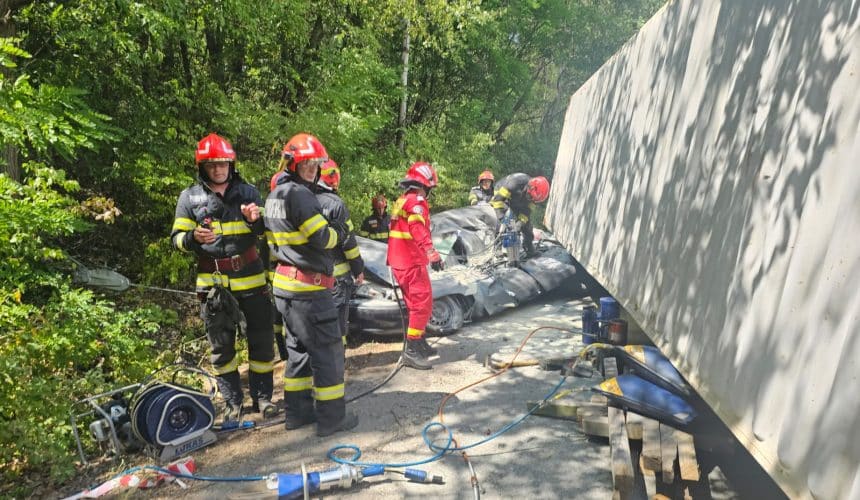 Accident mortal pe raza localitatii Floresti, Mehedinti. Un container a cazut peste un autoturism